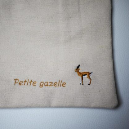 Broderie petite gazellesur la pochette en coton bio